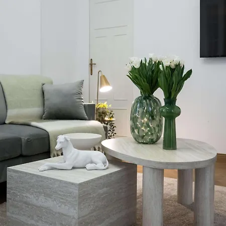 Apartment Stunning 3br - Balcony Overlooking Calea Victoriei *