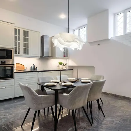 Stunning 3br - Balcony Overlooking Calea Victoriei Bucharest