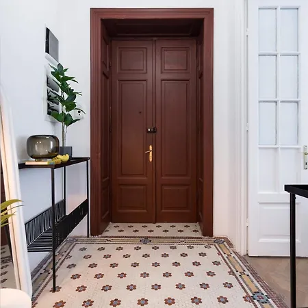 Apartment Stunning 3br - Balcony Overlooking Calea Victoriei *