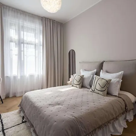Apartment Stunning 3br - Balcony Overlooking Calea Victoriei Bucharest