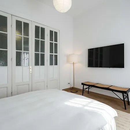 Apartment Stunning 3br - Balcony Overlooking Calea Victoriei Bucharest
