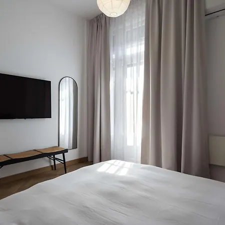 Stunning 3br - Balcony Overlooking Calea Victoriei Apartment *