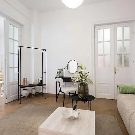 Apartment Stunning 3br - Balcony Overlooking Calea Victoriei Bucharest
