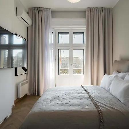 Stunning 3br - Balcony Overlooking Calea Victoriei * Bucharest
