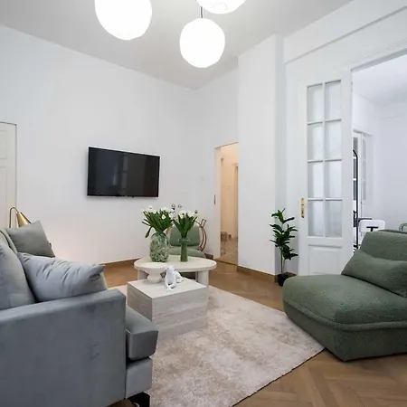 Apartment Stunning 3br - Balcony Overlooking Calea Victoriei