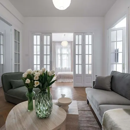 Stunning 3br - Balcony Overlooking Calea Victoriei Bucharest