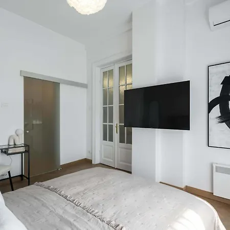 Stunning 3br - Balcony Overlooking Calea Victoriei Apartment *