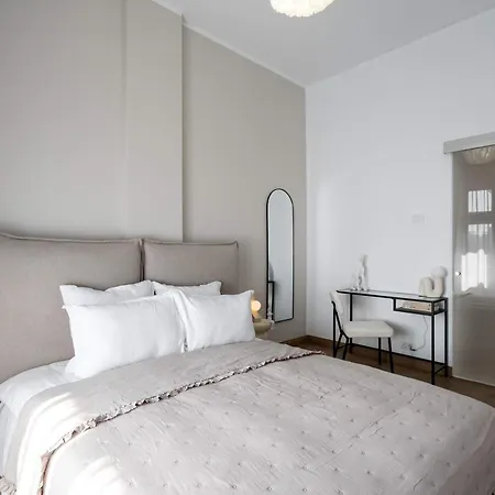 Stunning 3br - Balcony Overlooking Calea Victoriei Bucharest