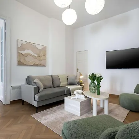Apartment Stunning 3br - Balcony Overlooking Calea Victoriei Bucharest